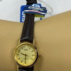 small size Casio watch for ladies wrist brand new, lightweight in wrist, leather